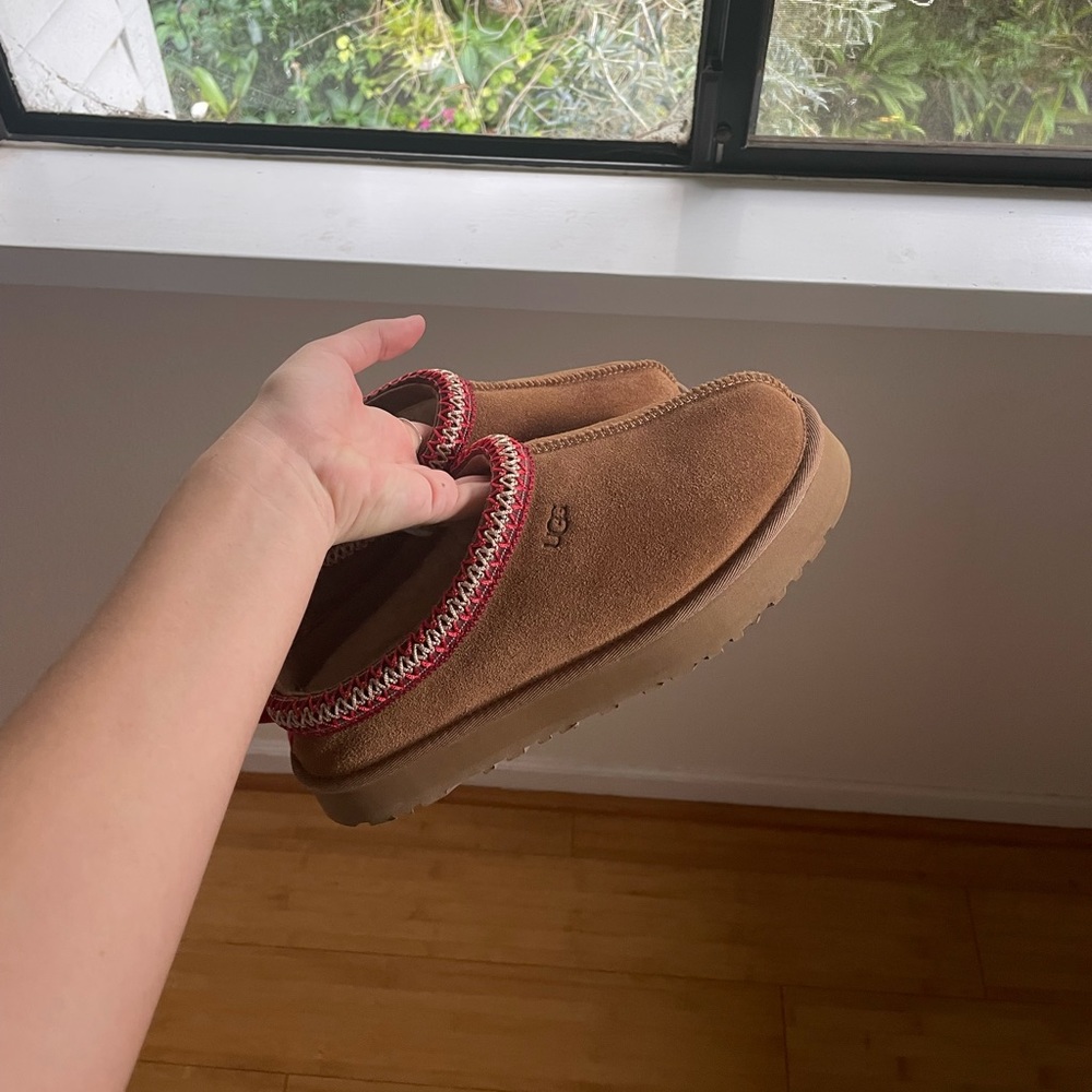 UGG Tazz Slippers, size 8 for US women's, a size 6 for youth sizes